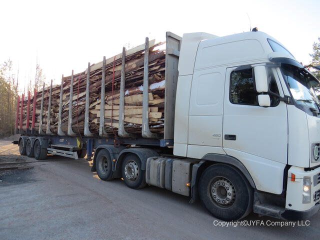 Алюминиевые прицепы-лесовозы Benalu «Timberliner» легче своих конкурентов примерно на две тонны, что дает существенный экономический эффект от их применения. Знакомим с лесовозами из французского города Lievin.  